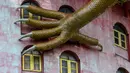 Kaki naga di dinding kuil Buddha Wat Samphran (Kuil Naga) di Nakhon Pathom, sekitar 40 km sebelah barat Bangkok pada 11 September 2020. Kuil dengan ketinggian 80 meter dan 17 lantai itu berwujud sebuah menara berwarna merah muda yang dililit oleh naga hijau bersisik. (Photo by Mladen ANTONOV / AFP)