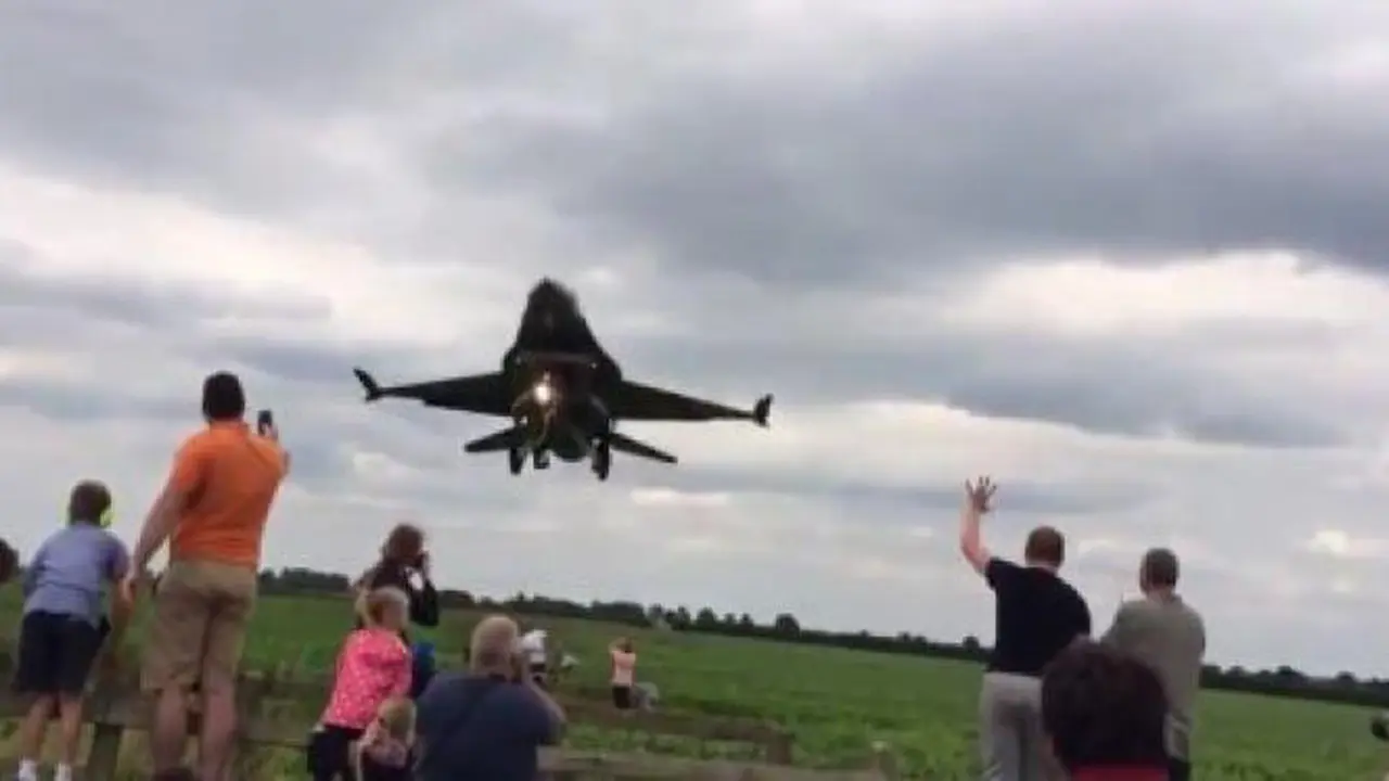 Jet tempur yang terbang rendah. (Youtube)