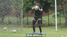 Kiper Persija Jakarta, Gianluca Rossi, menangkap bola saat latihan di Lapangan Sutasoma, Jakarta, Senin (26/3/2018). Macan Kemayoran merekrut kiper Timnas Indonesia U-19 untuk mengisi kuota tambahan. (Bola.com/Asprilla Dwi Adha)