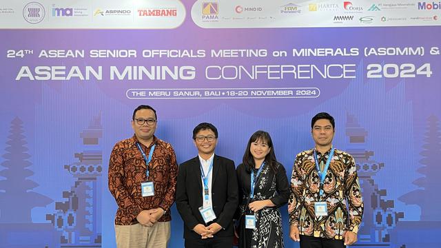 Wakil Presiden Direktur PT Agincourt Resources, Ruli Tanio, berfoto bersama dengan manajemen Agincourt Resources usai memberikan pemaparan di ASEAN Mining Conference di Bali, Selasa (19/11/2024). (Dok: PTAR)