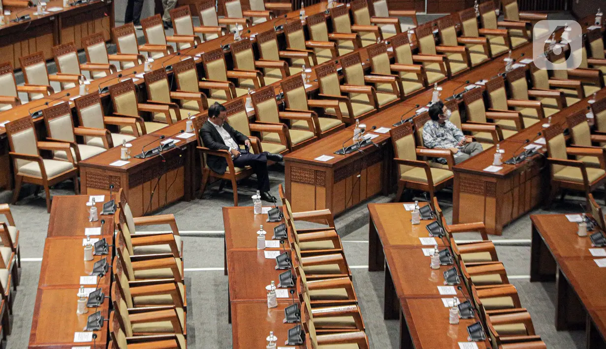 Suasana Rapat Paripurna ke-15 masa persidangan III tahun 2022-2023 dalam penyampaian laporan hasil uji kelayakan dan kepatutan Calon Anggota KPI periode 2022-2025 di Kompleks Parlemen, Senayan, Jakarta, Selasa (7/2/2023). Rapat Paripurna tersebut mengesahkan calon Anggota Komisi Penyiaran Indonesia (KPI) Periode 2022-2025. (Liputan6.com/Faizal Fanani)