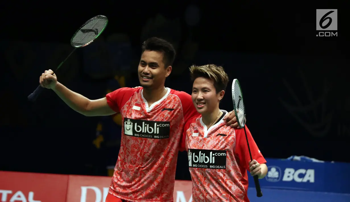Ganda Campuran Indonesia, Tontowi Ahmad/Liliyana Natsir berfoto usai laga melawan Chan Peng Soon/Yen Wei Peck (Malaysia) di Semifinal Indonesia Open 2017, Jakarta, Sabtu (17/6). Tontowi/Liliyana unggul 21-13, 21-14. (Liputan6.com/Helmi Fithriansyah)