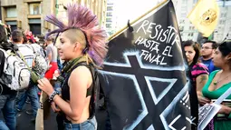 Anak Punk membawa bendera menolak kenaikan harga BBM, Mexico City, Meksiko (9/1). Keputusan pemerintah Meksiko menaikkan harga Bahan Bakar Minyak hingga 20 persen per tanggal 1 Januari 2017 memicu amarah warganya. (AFP/Alfredo Estrella)