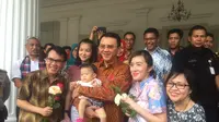  Calon Gubernur petahana Basuki Tjahaja Purnama atau Ahok bersama pendukungnya (Liputan6.com/Delvira Hutabarat)