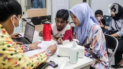 Puluhan anak mengikuti Sunatan Massal yang digelar oleh Pemerintah Provinsi DKI Jakarta di RSUD Kebayoran Baru, Jakarta Selatan, Kamis (26/6/2025). (Liputan6.com/Herman Zakharia)