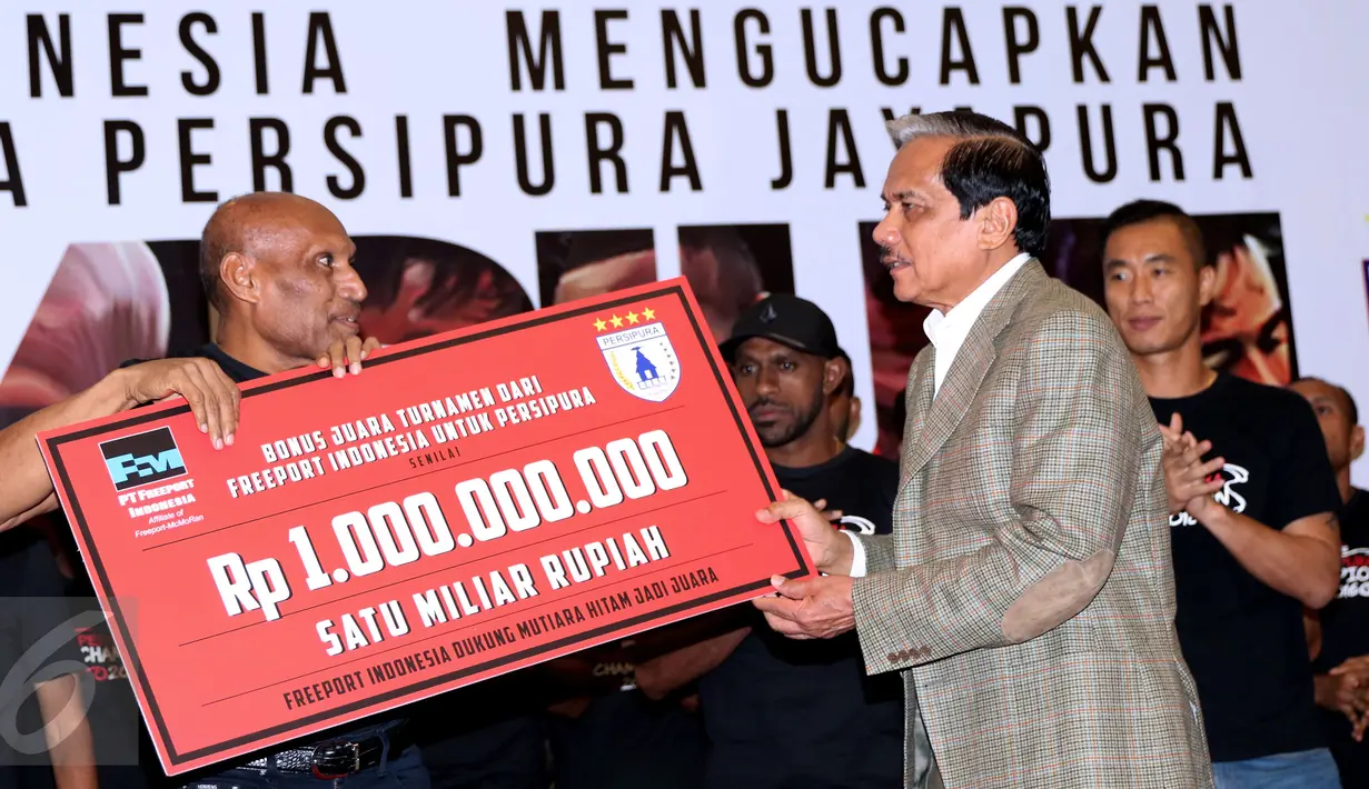 Presiden Direktur PT. Freeport Indonesia, Chappy Hakim (kanan) menyerahkan bonus juara kepada Ketua Umum Persipura, Benhur Tomi Mano di Jakarta, Jumat (6/1). Persipura menjadi juara TSC 2016 dengan 68 poin. (Liputan6.com/Helmi Fithriansyah)