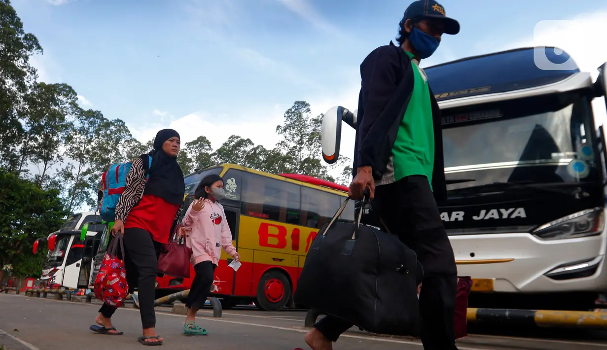 Calon penumpang saat hendak mudik lebih awal di Terminal Poris, Kota Tangerang, Rabu (12/4/2023). (Liputan6 com/Angga Yuniar)
