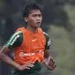 Pemain Timnas Indonesia U-22, Jayus Hariono, melakukan pemanasan saat latihan di Lapangan ABC, Jakarta, Senin (14/1). Latihan ini merupakan persiapan jelang Piala AFF U-22. (Bola.com/Vitalis Yogi Trisna)