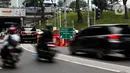 Pengendara kendaraan bermotor melintas saat diberlakukan uji coba rekayasa lalu lintas Sistem Satu Arah (SSA) di Jalan Margono Djoyohadikoesoemo, Jakarta, Sabtu (15/12/2019). Uji coba tersebut berlangsung hingga 19 Desember 2019 mendatang. (Liputan6.com/Johan Tallo)
