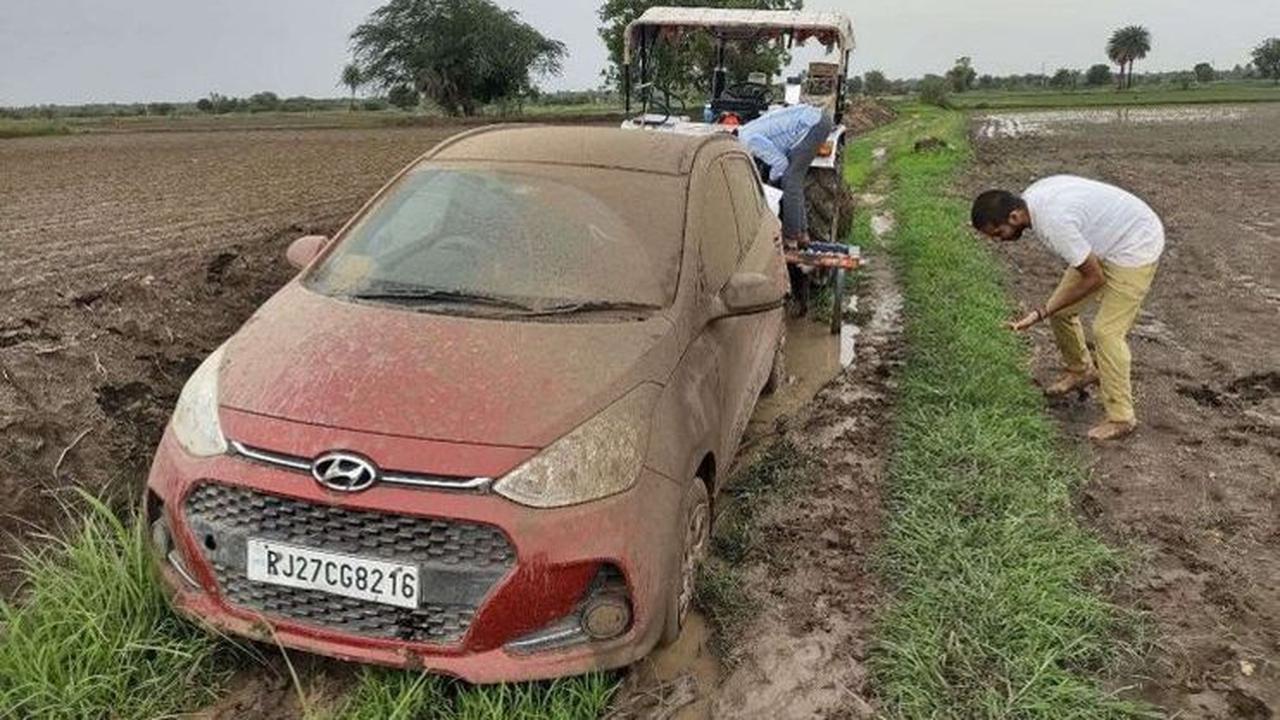 Turis Jerman di Hyundai Grand i10 Kejebak di Jalanan Berlumpur (cartoq)