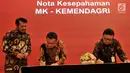 Mendagri Tjahjo Kumolo (kanan) menandatangai Nota Kesepahaman dengan OJK, MK, KLHK, dan PPATK di Jakarta, Selasa (19/2). Menurut Tjahjo, kerja sama ini untuk meningkatkan kualitas pelayanan publik serta perencanaan pembangunan. (Merdeka.com/Iqbal Nugroho)