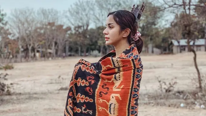 FOTO: Pesona Kirana Larasati Saat Pakai Kain Etnik Sumba, Menawan
