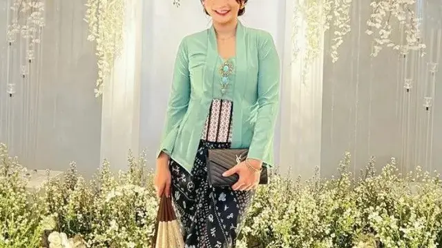 Inspirasi kebaya dari para artis (credit: instagram/hestipurwadinata)