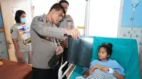 Kabid Humas Polda Riau Kombes Sunarto memperlihatkan kondisi tulang Mita di Rumah Sakit Bhayangkara. (Liputan6.com/M Syukur)