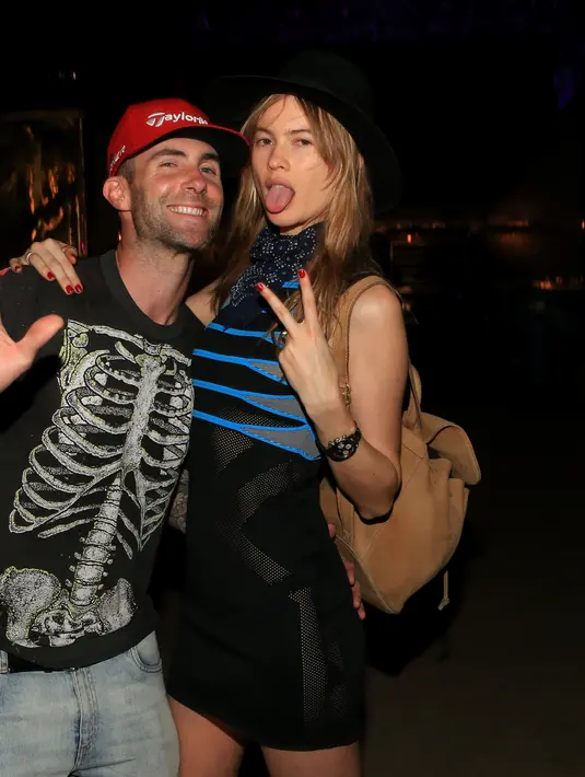 Dia cantik, dia pirang, dan menikahi seorang vokalis terkenal, yang ternyata juga menjadi ‘suami terbaik sepanjang masa’.  Behati Prinsloo mendapat kejutan romantis dari sang suami, Adam Levine, usai menjadi model Victoria’s Secret. (AFP/Bintang.com)