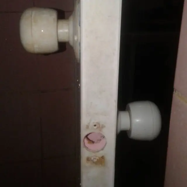 6 Gagang Pintu Dipasang Tak Sejajar Ini Nyeleneh, Bikin Tepuk Jidat