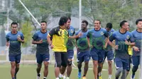 Gustavo Lopez (4kanan) saat mengikuti latihan bersama tim Terengganu FA di Kuala Terengganu, Malaysia, Selasa (26/1/2016). (Bola.com/Nicklas Hanoatubun)
