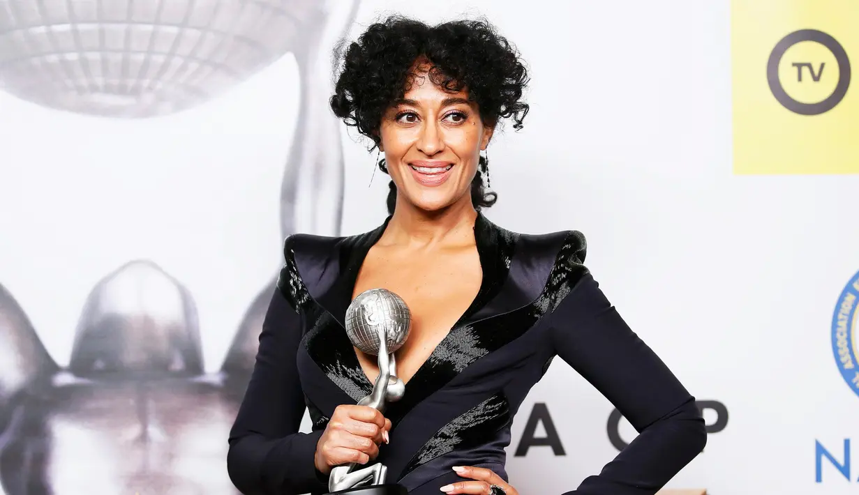 Aktris Tracee Ellis Ross berpose dengan piala penghargaan dalam perannya pada serial komedi "Black-Ish" pada NAACP Image Awards , California (5/2/16). NAACP Adalah asosiasi sosial yang menolak adanya rasisme di Amerika. (REUTERS/Danny Moloshok)
