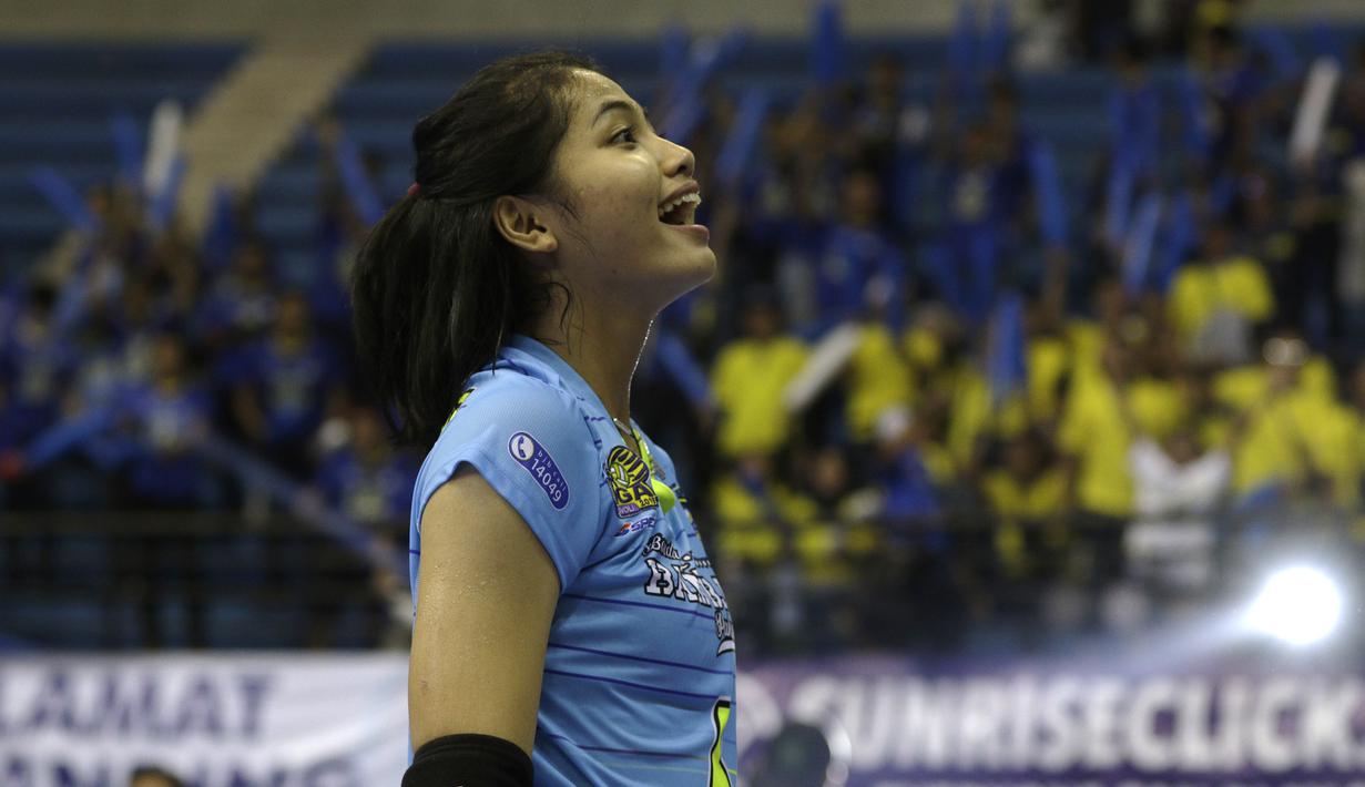 Pevoli Bandung BJB Pakuan, Wintang Dyah, menyapa suporter saat menghadapi tim Putri Jakarta BNI 46 dalam ajang Proliga 2019 di GOR Among Rogo, Yogyakarta, Sabtu (23/12). BNI 46 menang 3-1 atas BJB. (Bola.com/Yoppy Renato)