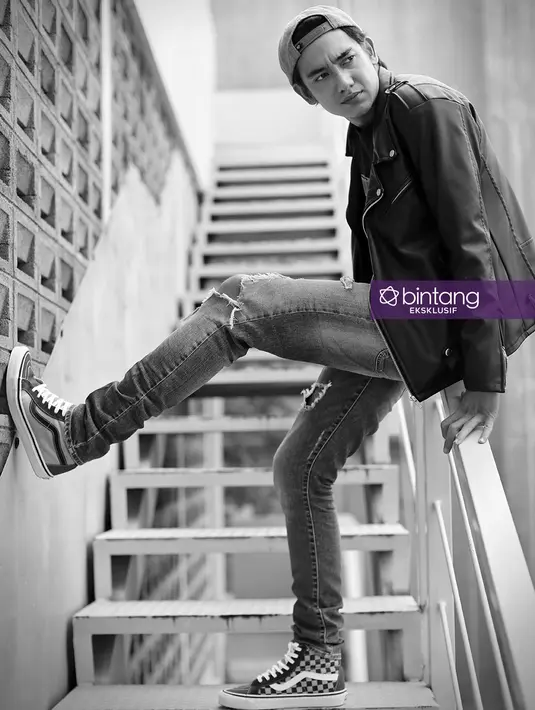 Usia Adipati Dolken kini telah 26 tahun. Meski demikian, ia masih sering mendapatkan peran anak SMA, yang berusia belasan. Saat beberapa waktu lalu, ia mengaku bahwa peran tersebut sudah di luar kepala. (Adrian Putra/Bintang.com)