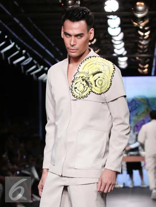 Model mengenakan busana karya Danjyo Hiyojo dalam ajang Men Fashion Week 2015 di Plaza Indonesia, Jakarta, Sabtu (19/9/2015). Para model menggunakan lensa mata yang membuat mereka terlihat unik. (Liputan6.com/Angga Yuniar)