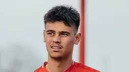 Bek tengah keturunan Manado Mees Hilgers pada musim ini tampil apik bersama FC Twente. Pria 21 tahun itu tampil solid dan membawa Twente menjadi pesaing papan atas di Liga Belanda. (Instagram/@fctwente)