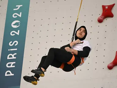 Ekspresi kecewa atlet panjat tebing Indonesia, Rajiah Salsabillah setelah kalah pada perebutan medali perunggu Olimpiade Paris 2024 di Le Bourget Sport Climbing Venue, Paris, Prancis, Rabu (07/08/2024). (AP Photo/Tsvangirayi Mukwazhi)