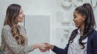 Ilustrasi berjabat tangan, menyapa, sapaan, ramah. (Photo by George Milton: https://www.pexels.com/photo/cheerful-multiethnic-businesswomen-shaking-hands-in-modern-office-6953835/)