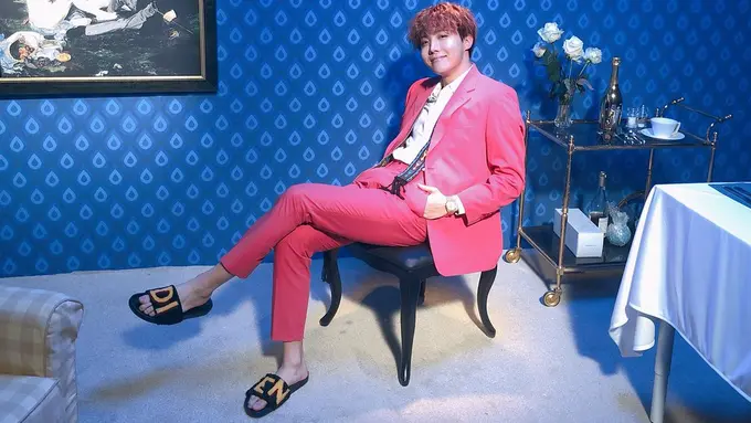 [Bintang] Daydream Vs Airplane, Mana MV J-Hope Favoritmu?