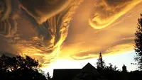 Suara terompet dari langit dianggap sangkakala berbunyi, tanda-tanda hari kiamat.