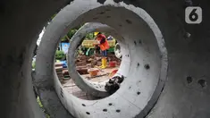 Pekerja saat membuat lubang untuk sumur rasapan di Jalan Kebon Jeruk, Jakarta Barat, Jumat (15/10/2021). Pemda DKI Jakarta menargetkan pembuatan 22.292 titik sumur resapan atau drainase vertikal sebelum memasuki puncak musim penghujan pada awal Januari.  (Liputan6.com/Johan Tallo)