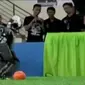 Robot-robot ini mampu bergerak cepat sambil menggiring bola dan memasukkannya ke gawang lawan.
