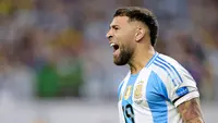 Meski sudah tidak muda lagi, Nicolas Otamendi masuk skuad Argentina untuk Olimpiade 2024. Otamendi merupakan pemain yang sangat berpengalaman di pentas internasional. Bek berusia 36 tahun itu membela Argentina sejak tahun 2009 dan telah memiliki 117 caps. Otamendi turut membantu Argentina menjuarai Copa America dan Piala Dunia. (AFP/Juan Mabromata)