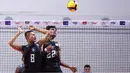 Pemain Timnas Voli Thailand, Anurak Phanram (kanan) dan Pinkaew Prasert melihat bola pada laga putaran pertama SEA V League 2023 melawan Timnas Voli Indonesia di Padepokan Voli Jenderal Polisi Kunarto, Bogor, Minggu (23/07/2023). (Bola.com/Bagaskara Lazuardi)