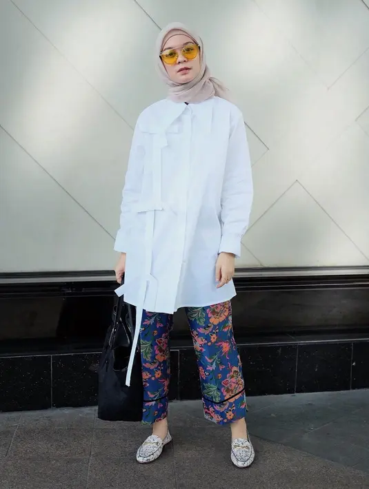 Sudah memiliki satu orang anak, Tantri tetap tampil kekinian dengan busana yang dikenakannya. Seperti paduan celana batik dan blus putihnya, Tantri pun memakai hijab berwarna pastelnya. (Instagram/tantrinamirah)