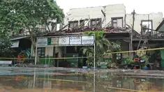 Kondisi bangunan SMPN 32 Pekojan Jakarta Barat yang roboh pada Kamis (21/12). Akibat peristiwa ini, dikabarkan tiga orang terluka. Dua di antaranya terkena serpihan reruntuhan bangunan. (Liputan6.com/Herman Zakharia)
