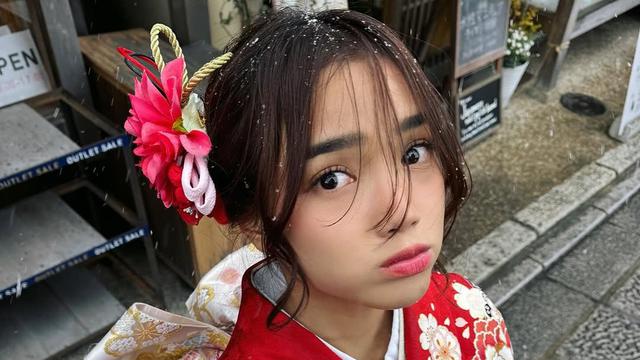 Potret Cantik Fuji Pakai Kimono Merah Saat Berlibur di Jepang (credit: instagram/fuji_an)