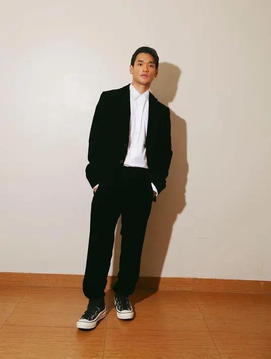 Kerennya Afgan dengan outfit hitam-putih. Ia mengenakan kemeja putih ditumpuknya dengan jas hitam, dipadukan mengenakan celana panjang yang juga berwarna hitam. [Foto: Instagram/afganisme.official]