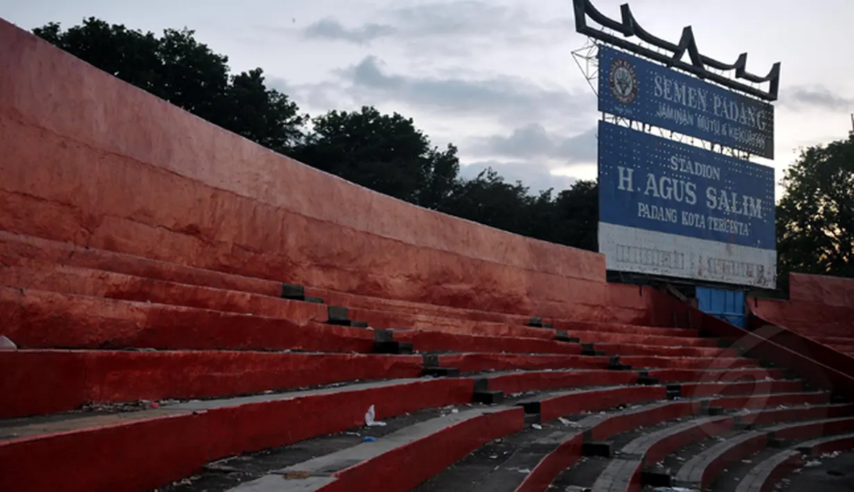 Stadion H Agus Salim Padang akan menjadi tuan rumah laga SCM Cup grup A yang diisi tim Semen Padang, Persija Jakarta, Persebaya Surabaya dan Sriwijaya FC. Tampak bangku penonton telah dicat baru, Jumat (16/1/2015). (Liputan6.com/Johan Tallo) 