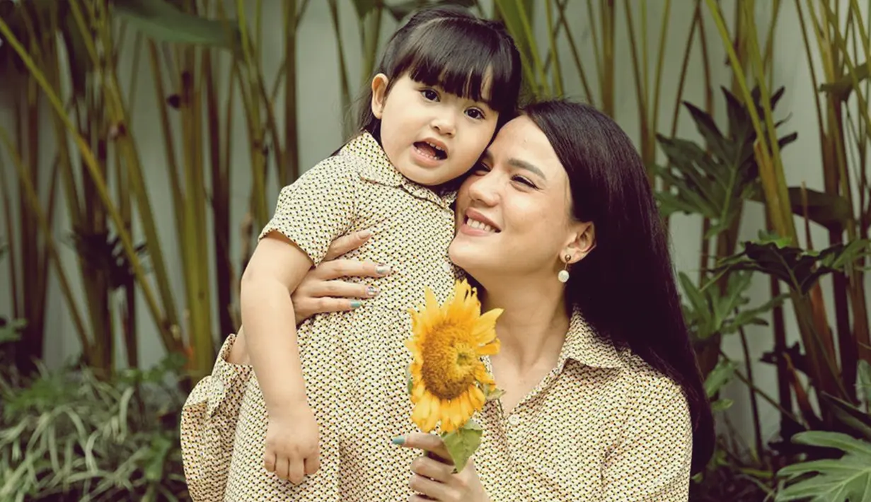 Pesona Alice Norin di usianya yang kini sudah kepala tiga tidak pernah luntur. Aktris yang mengawali kariernya melalui dunia modelin sejak usia 13 tahun ini sampai saat ini masih aktif dalam dunia hiburan, apalagi di layar kaca. (Liputan6.com/IG/@alicenorin)