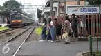 Penyeberang jalan menunggu kereta commuterline melintas di perlintasan sebidang Duren Kalibata, Jakarta, Selasa (13/9). Dirjen Kemenhub usulkan Pemprov DKI Jakarta untuk menutup 19 perlintasan sebidang di wilayah DKI Jakarta. (Liputan6.com/Yoppy Renato)