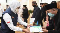 Gubernur Khofifah memberikan  tunjangan kehormatan bagi sekitar 4000 hafiz-hafizah se-Jatim di Gedung Negara Grahadi, Rabu (22/4/2020) sore.