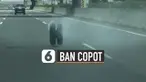 Terekam kamera dashcam pengendara mobil yang melintas. Sebuah ban truk menggelinding di jalan tol.