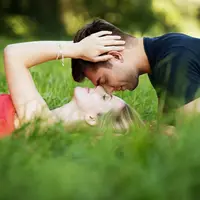 Hati-hati! Kamu bisa terbang ciuman sama beberapa zodiak ini. (Via: pexels.com)