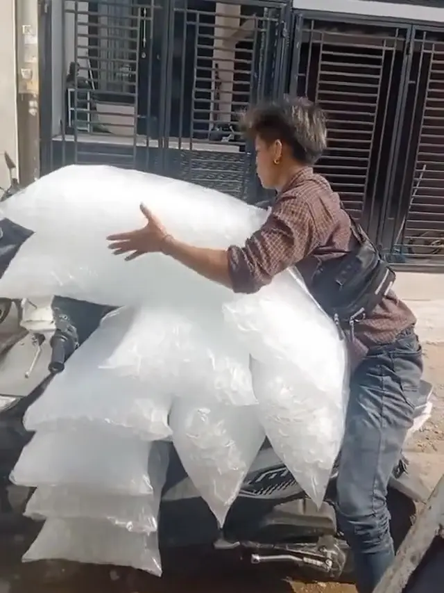 10 Potret Nyeleneh Orang Jualan Es Batu, Laku Enggak Laku Tetap Cair