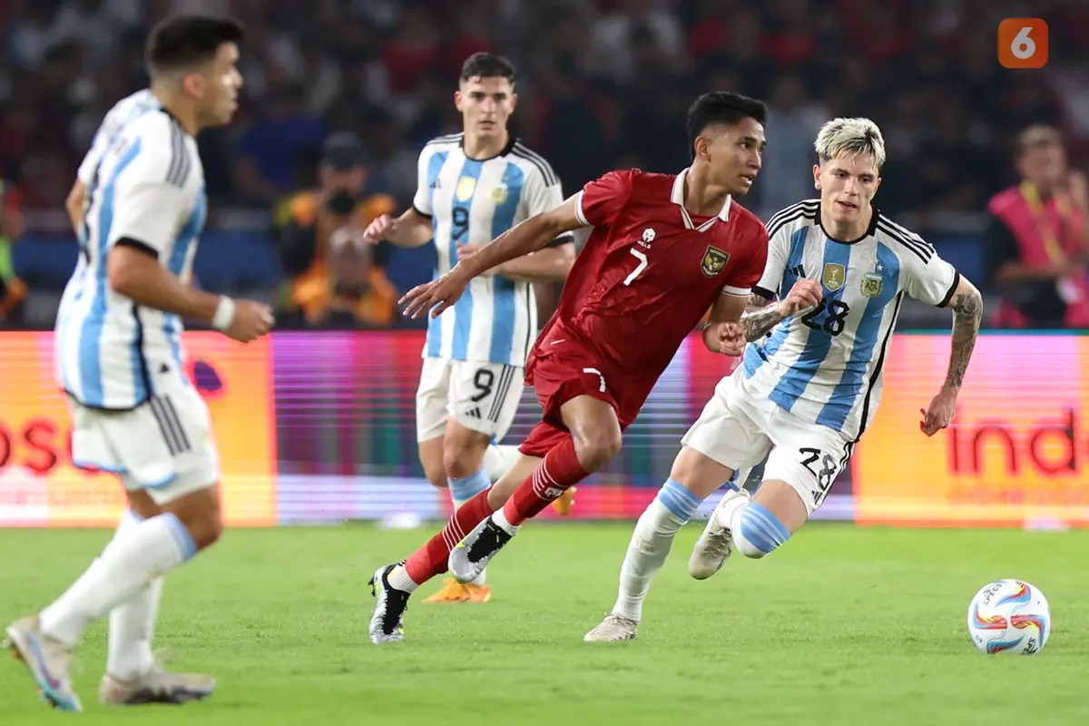 Foto: Aksi Jatuh Bangun Marselino Ferdinan saat Hadapi Argentina, Catatkan Statistik Apik hingga Dipuji Jurnalis Inggris