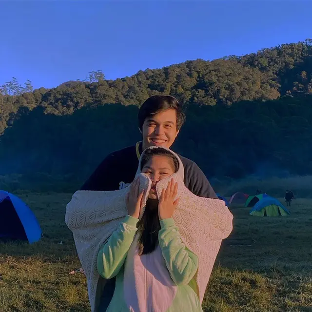 Makin Mesra, Ini 7 Momen Kebersamaan Ochi Rosdiana dan Rizky Djanbi