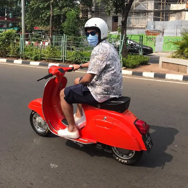 7 Gaya Keren Rifky Alhabsyi, Pesepak Bola dan Aktor yang Koleksi Vespa Klasik