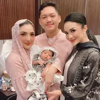 Diva dan anggota DPR tersebut memilih gamis broken white yang dilengkapi outer hitam transparan dan bordir dari Heaven Light. Dia juga menambahkan selendang hitam di lehernya. (Instagram/krisdayantilemos).