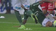 Berita video tekel berbahaya bek St Etienne, Leo Lacroix, ke gelandang Lyon, Nabil Fekir. This video presented by BallBall.